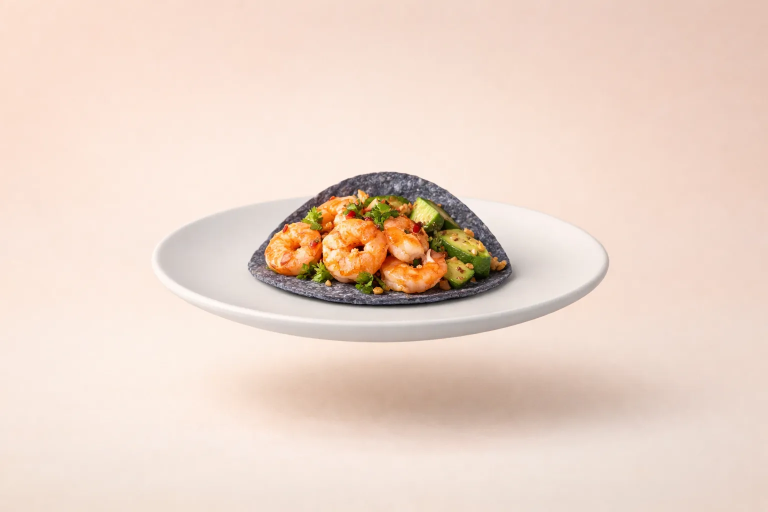 Portada de la receta Tacos de gambones al ajillo con aguacate rostizado